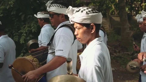 Balinese procession going to temple and playing music, editorial Stock Footage