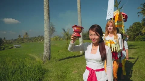 Balinese procession going through rice fields with offerings 動画素材 67851163