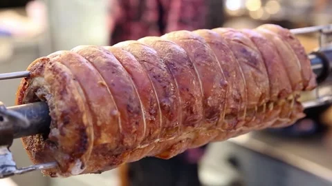 The Balinese roast pork process uses an automatic roasting machine 動画素材 270347564