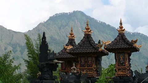 Balinese temple shrines stand below Mt Batur Vidéo 339090218