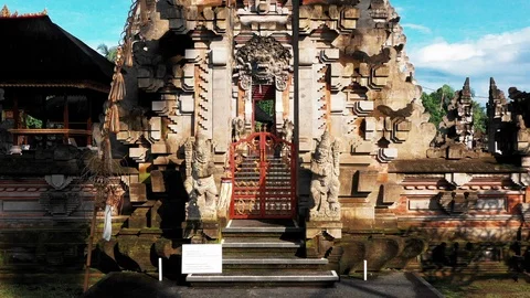 A Baliniese temple during the day. Stock Footage 102541004
