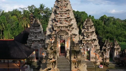A Baliniese temple during the day. Stock Footage 102545888