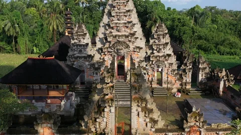 A Baliniese temple during the day. Stock Footage 102547321