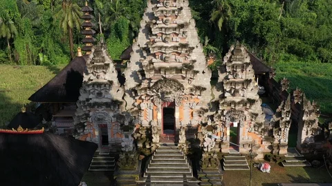 A Baliniese temple during the day. Stock Footage 102548074