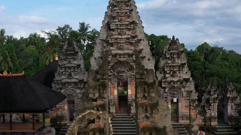 A Baliniese temple during the day. Stock Footage 102558645