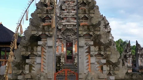 A Baliniese temple during the day. Stock Footage 102560639