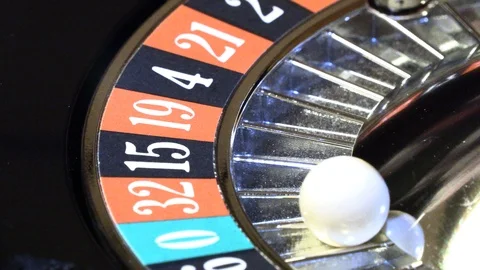 Ball in the casino roulette Vídeos de archivo 95938527