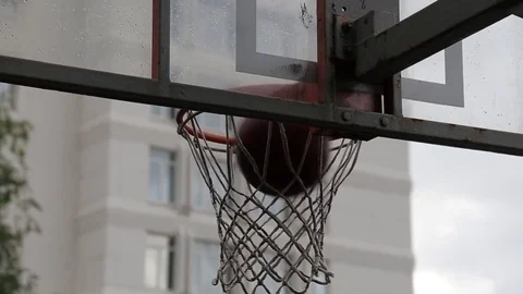 The ball ends up in the basket Stockbeeldmateriaal 82741984