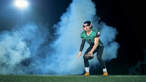 A ball is getting thrown during American football match by a football player Video stock 98007652