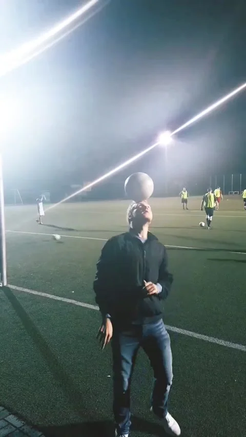 Ball juggling on head Vídeos de archivo 143499600