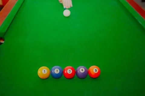 Ball with numbers one through five in one line on a billiard table, playing b Foto stock