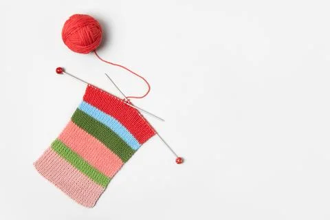 Ball of thread with knitting needles and knitted fabric Foto stock