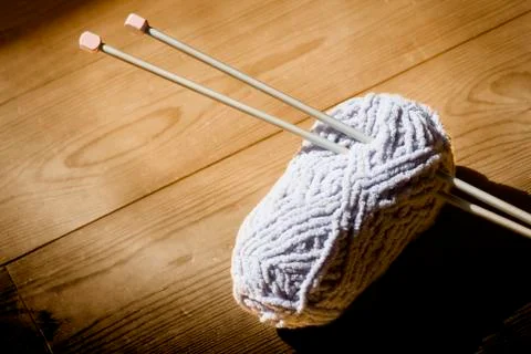 Ball of wool and knitting needles Foto stock