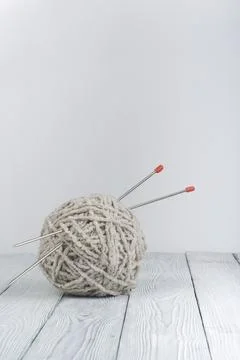 Ball of wool with spokes for handmade knitting on wooden table. Knitting wo.. Foto stock