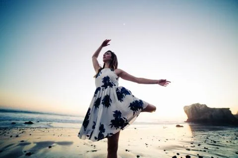 Ballerina dancing on beach Foto stock