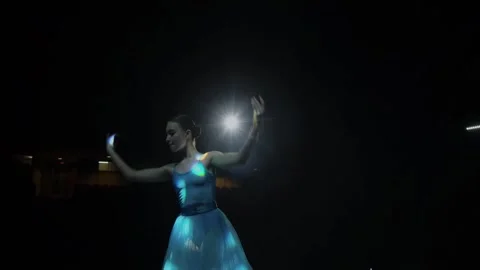 Ballerina dancing in colored rays Vidéo 171814739