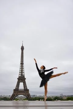 Ballerina dancing in front of the Eiffel Tower in Paris Stock-Fotos