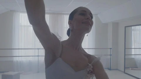 Ballerina dancing in studio Video stock 92977595