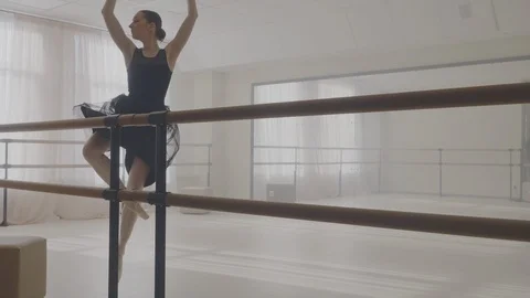 Ballerina dancing in studio Video stock 92986706