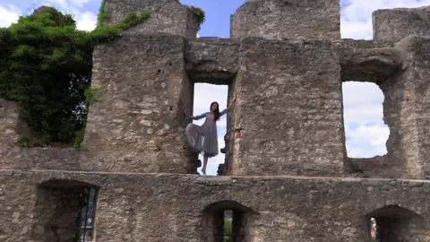 Ballerina dancing in the window of an old castle 库存影片 114083423