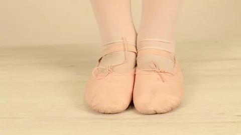 Ballerina feet dancing 動画素材 84027042
