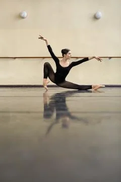 Ballerina posing in dance hall Foto stock