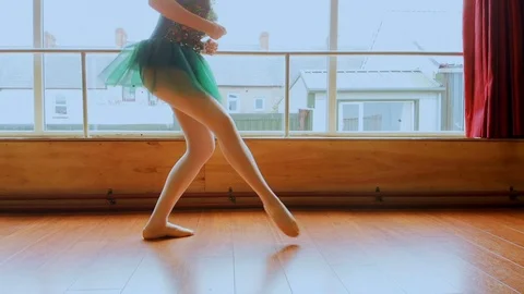 Ballerina practicing ballet dance in dance studio 4k 動画素材 95981673