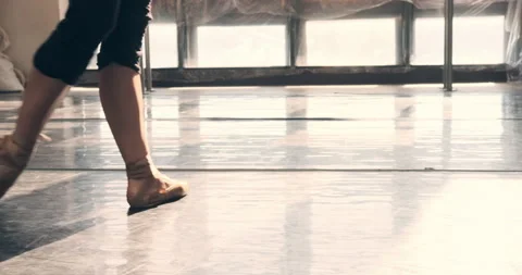 Ballerina practicing on tiptoe at dance hall Stock Footage 142015934