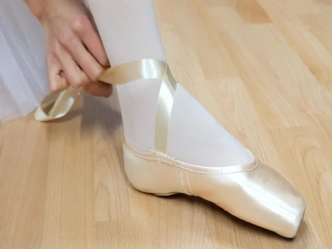 Ballerina puts on pointes 動画素材 82304400