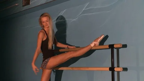 Ballerina training Видео 76510404
