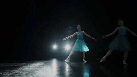 Ballerinas dance in the spotlight 库存影片 171816555