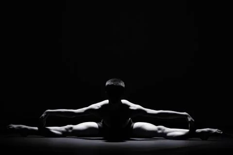 Ballet dancer in black Fotos de archivo