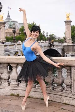 Ballet dancer posing on Pont Alexandre III bridge in Paris Stock-Fotos