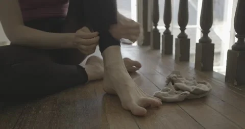 Ballet dancer putting on pointe shoes Video stock 130914060