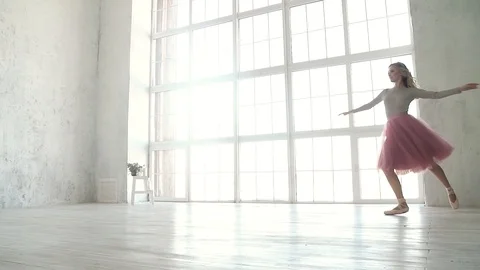 Ballet dancer is spinning and jumping high in a tutu and pointe shoes. young Vidéo 86550005