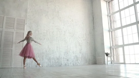 The ballet dancer is spinning in a classic tutu and pointe shoes. A young Vidéo 86550428
