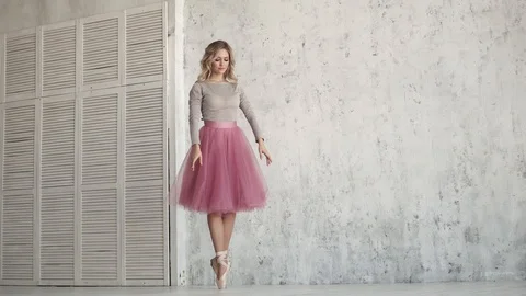 Ballet dancer spinning on her toes in Pointe shoes and classical tutu. ballerina Vidéo 86501328