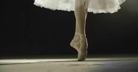 A ballet dancer stands poised on pointe shoes, emphasizing her elegant Vídeos de archivo 308159096