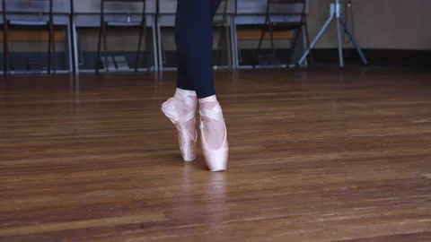 Ballet Dancer on Tips of Toes, En Pointe Dancing Stock Footage 336700755
