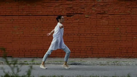 Ballet dancer. The young pretty dark woman dancing in the street. Slow motion HD 库存影片 81116142