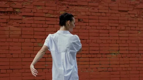 Ballet dancer. The young pretty dark woman dancing in the street. Slow motion HD 库存影片 81116196