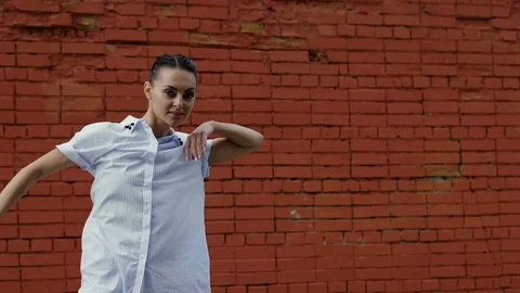 Ballet dancer. The young pretty dark woman dancing in the street. Slow motion HD 库存影片 81116308