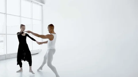 The ballet guy at ease raises and lowers the balerina slow motion 120fps. Видео 77219753