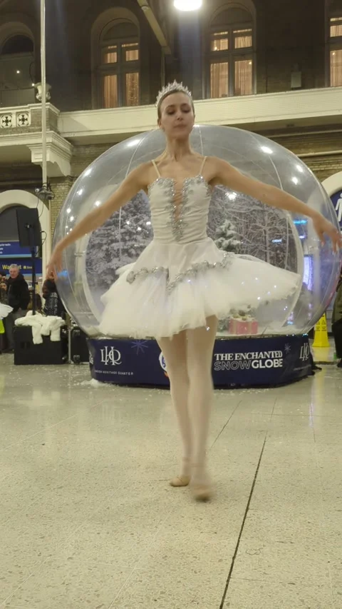 Ballet performance at Charing Cross Station, London, England, UK 13th Dec 2025 Stock Footage 323812365