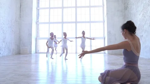 Ballet School. Small ballerinas learn to dance. Beautiful view. Vídeos de archivo 112565628