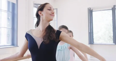 Ballet Teacher Teaching Students Stretching Exercises Devotion Childhood Vídeos de archivo 93963542