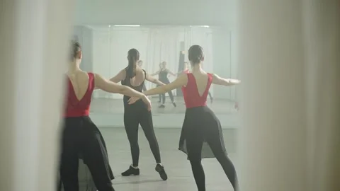 A ballet troupe of x women dances in the ballroom with the artistic director Vídeos de archivo 242665357
