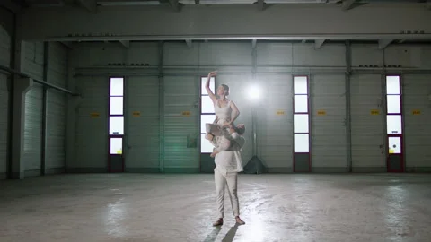 Ballett on Concrete 動画素材 284375184