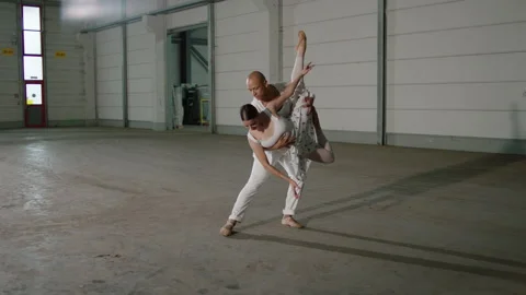 Ballett on Concrete 動画素材 284375275