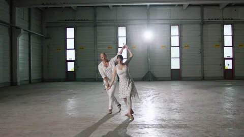 Ballett on Concrete 動画素材 284375729